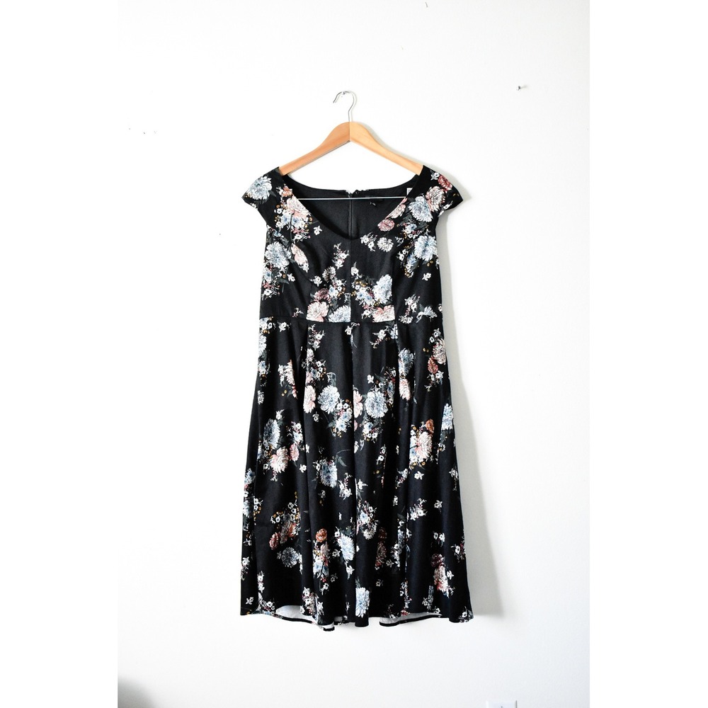 Torrid Fit Flare Dress Womens 14 Black Floral Cap Sleeve V-Neck Knee‎ Length